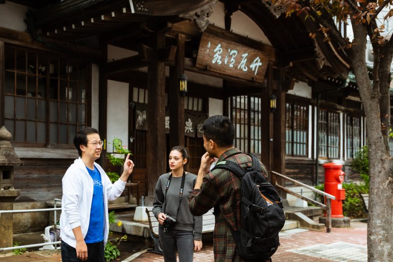 『アーティストの視点で見る別府。画家・勝 正光さんとまちあるき (２時間)』